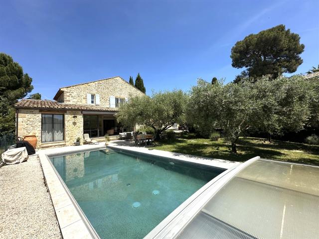 Superbe maison en pierre restaurée de 170 m² sur un terrain. 170m² Uzès