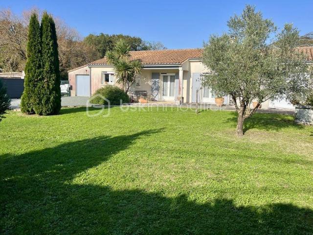 Superbe maison familiale avec piscine et triple parking dans un