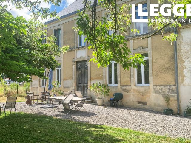 Superbe maison familiale offrant un immense potentiel, située dans un village à 10 minutes de St Jean D'Angely
