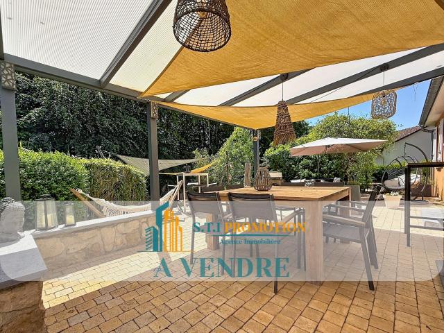Superbe maison individuelle de 143 m2 avec piscine, vaste terrain boisé dans un environnement privilégié !