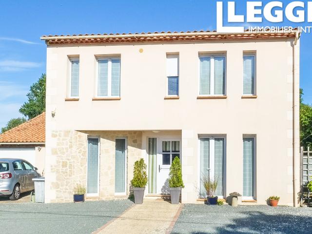 Superbe maison moderne construite en 2013 à un niveau très élevé avec un beau jardin