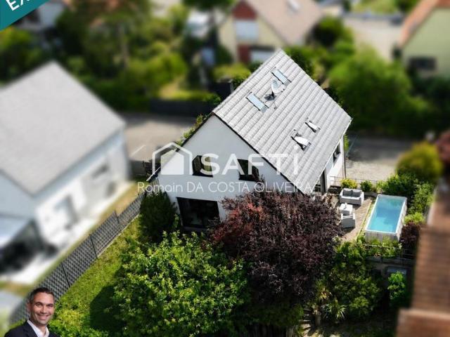 Superbe maison moderne disposant d'un jardin avec piscine hors sol, d'un double garage et d'un appartement indépendant !
