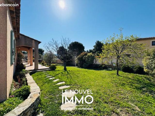 Superbe maison plain pied t5 piscine jardin stationnement
