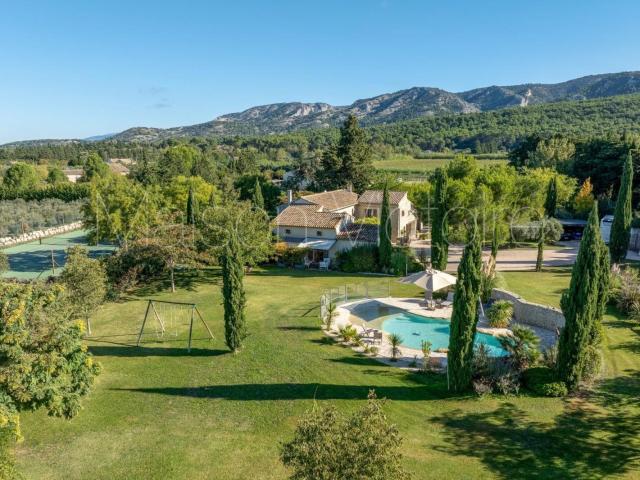 Superbe mas rénové avec court de tennis et maison d'amis. 250m² Cheval Blanc