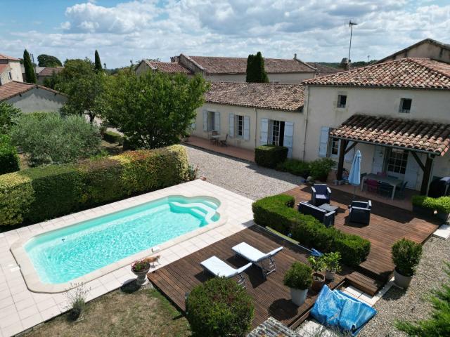 Superbe Ancien Couvent avec Jardins Privés et Piscine