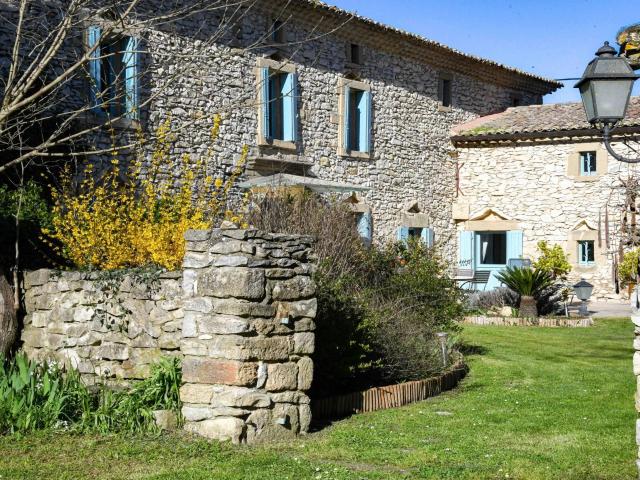Superbe ancienne maison en pierre pleine de caractère. Cadre. 331m² Uzès