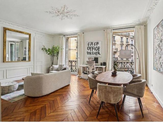 Superbe appartement meublé de standing à deux pas des Champs Élysées avec balcon
