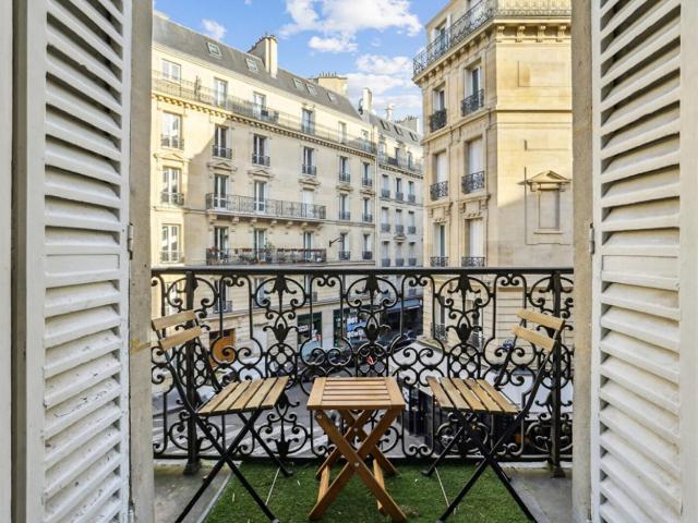 Superbe appartement meublé de standing à deux pas des Champs Élysées avec balcon