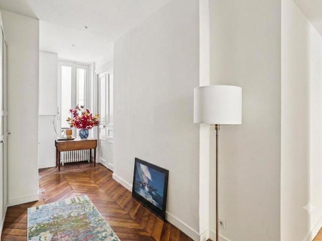 Superbe appartement meublé de standing à deux pas des Champs Élysées avec balcon