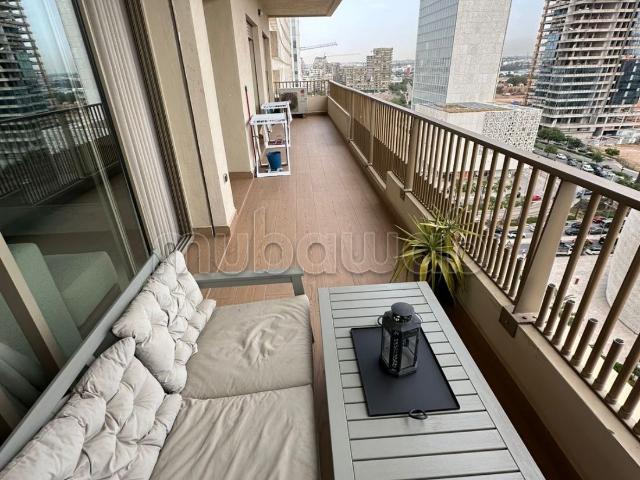 Superbe appartement meublé sans vis et étage élevé à louer à CFC