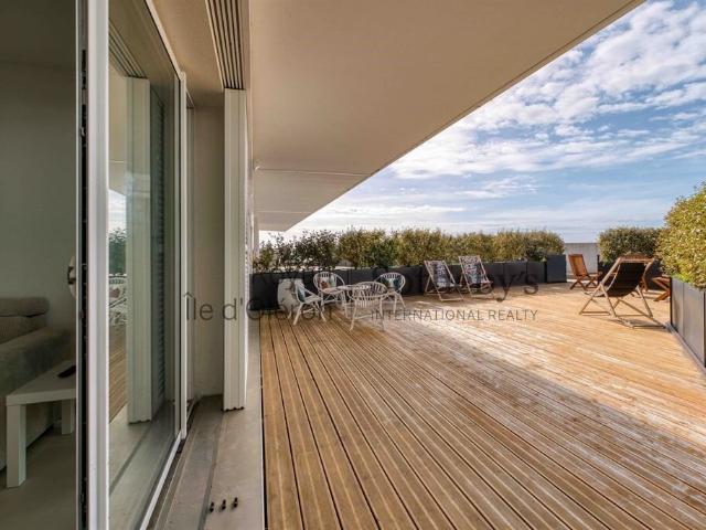 SUPERBE APPARTEMENT AVEC GRANDE TERRASSE ET VUE MER ROYAN