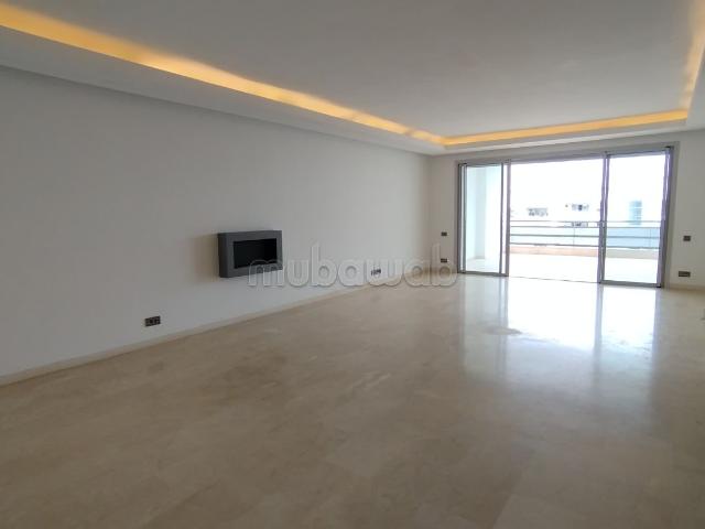 Superbe appartement à louer à Ain Diab. Superficie 200 m². Fenêtres en double vitrage et vue mer