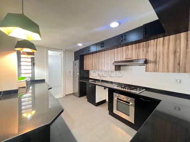 Superbe appartement à louer à Bouskoura. Surface de 180 m². Belle terrasse et jardin