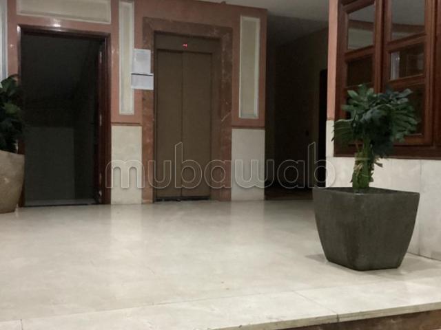 Superbe appartement à vendre à Roches Noires. Surface de 94 m². Salon traditionnel, antenne parabolique générale
