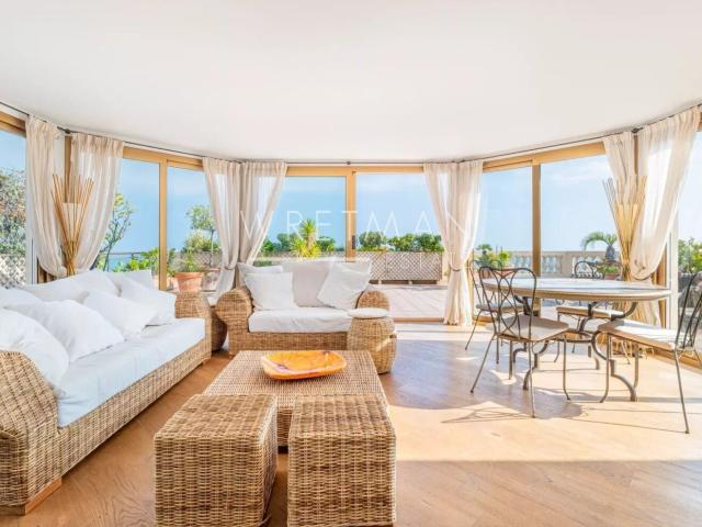 Superbe appartement duplex au dernier étage avec vue sur la mer