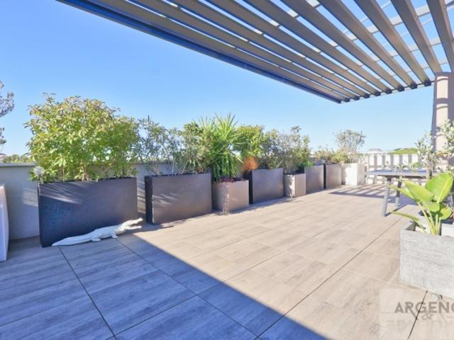 SUPERBE APPARTEMENT DE STANDING EN DERNIER ETAGE SUR 60 M2 DE TERRASSE