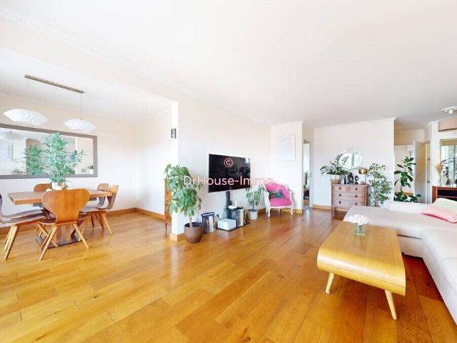 Superbe appartement en étage élevé avec BALCONS et PARKING proche MÉTRO