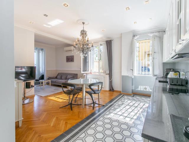 Superbe Appartement En Rez De Chaussee Sur La Promenade Des. 79m² Nice