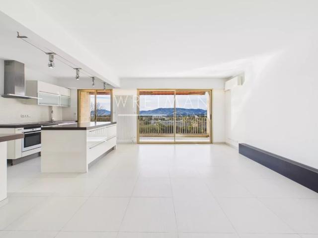 Superbe appartement rénové avec terrasses vue mer dans résid. 82m² Le Cannet