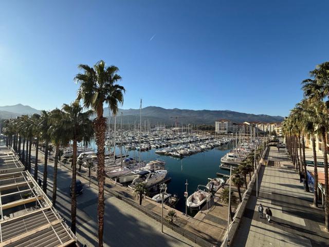 SUPERBE appartement T4 de 102m2 de plain pied avec vue Port