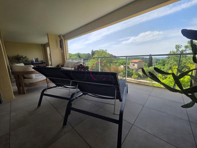 Superbe Appartement T4 109 m2 avec Vaste Terrasse et Vue Dégagée Aix en Provence Proche Set Club