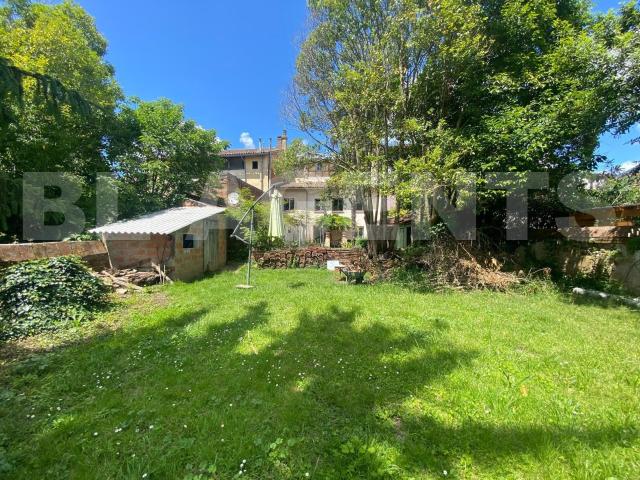 Superbe appartement Triplex avec cour, jardin et dépendances