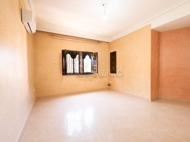 Superbe appartement vide à l’étage d’une villa dans un environnement calme et résidentiel