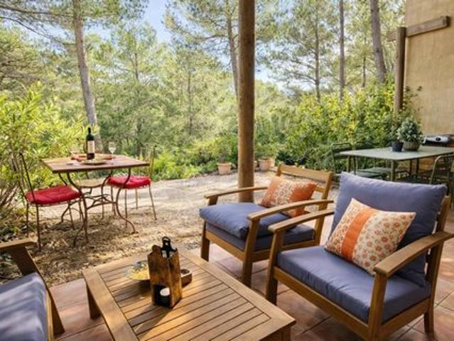? RARE SUR LE GOLF DE SAUMANE ! Appartement climatisé de 44 m² avec 2 chambres et superbe terrasse ? Un cadre exceptionnel pour vivre ou investir…