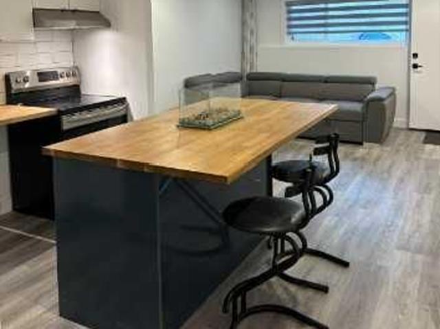 ​Superbe appartement 3 ½ entièrement rénové moderne dans un Triplex, style condo. Semi meublé