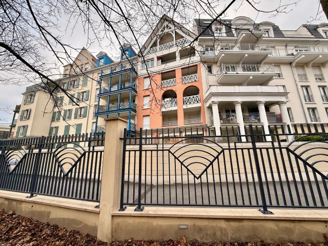 SUPERBE APPARTEMENT 4 PIÈCES RÉCENT AVEC UN BALCON SUR PARC, FUTUR MÉTRO L16