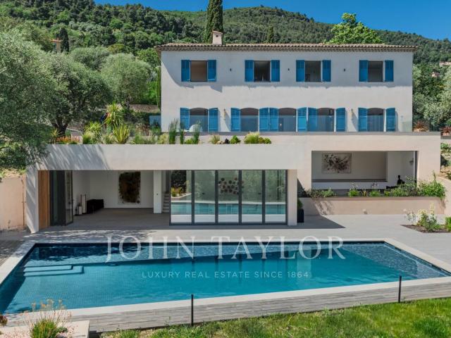 Superbe bastide avec vue dégagée dans un environnement reche. 458m² Grasse
