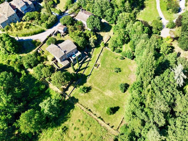 Superbe bâtisse en pierre avec caves voûtées et terrain atte. 106m² Aubenas