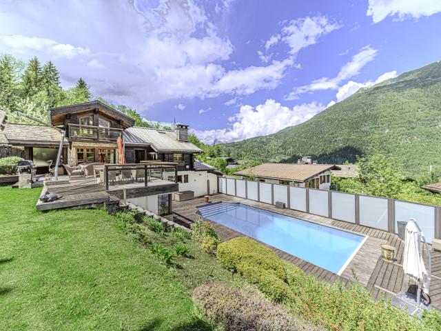 SUPERBE CHALET 220 m2 AUX HOUCHES PISCINE TERRAIN DE 1075 m2