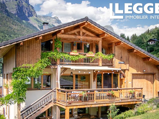 Superbe chalet moderne de 3 chambres avec un appartement de 2 chambres, dans un cadre montagneux à couper le s