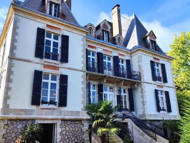 Superbe Château avec 4 hectares de parc et prairie