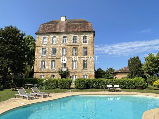 Superbe château de village en parfait état à 30 minutes Sarl. 685m² Belvès