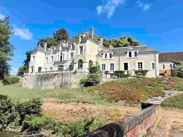Superbe Château du XIXe avec 1km de rivière, rénové à 10min de Blois sur 63ha