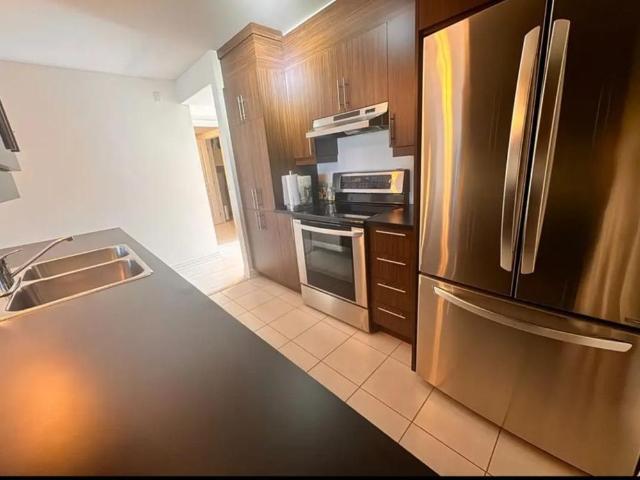 SUPERBE CONDO 2 CHAMBRES À CHOMEDEY LAVAL DISPO A PARTIR DU 1 JUILLET