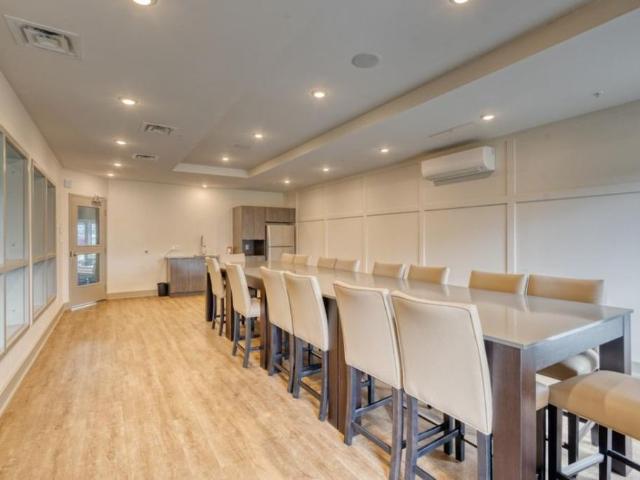 Superbe condo 3 ½ TOUT MEUBLÉ & TOUT INCLUS au Quartier Dix30 à Brossard