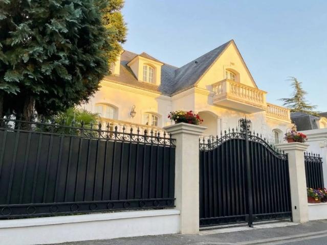 Superbe contemporaine familiale avec jardin et piscine
