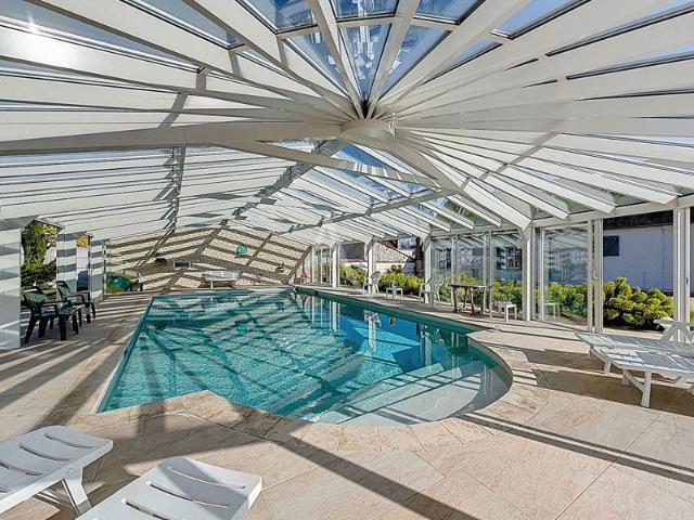 Superbe demeure dans le centre ville de Gouvernes 212 m2 5 chambres possibilité 7 piscine chauffée dépendances garage double et cave jardin de 3935 m2