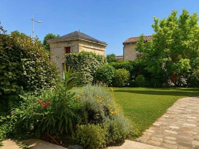 SUPERBE DEMEURE JARDIN PISCINE GARAGE LA BRÈDE
