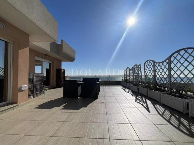 Superbe deux pièces en dernier étage avec spectaculaire terrasse, splendide vue mer et garage. Exclusivité