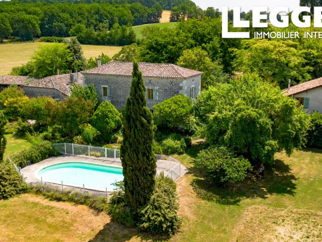 Superbe domaine de caractère avec gîte, piscine, 13,6 ha et dépendances à Montpezat de Quercy