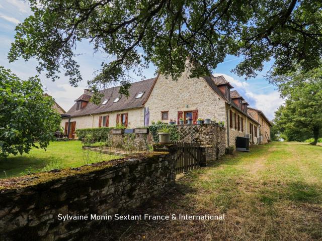 Superbe domaine de caractère du XVIIIe siècle sur 4 hectares avec piscine, maison d'amis et dépendances