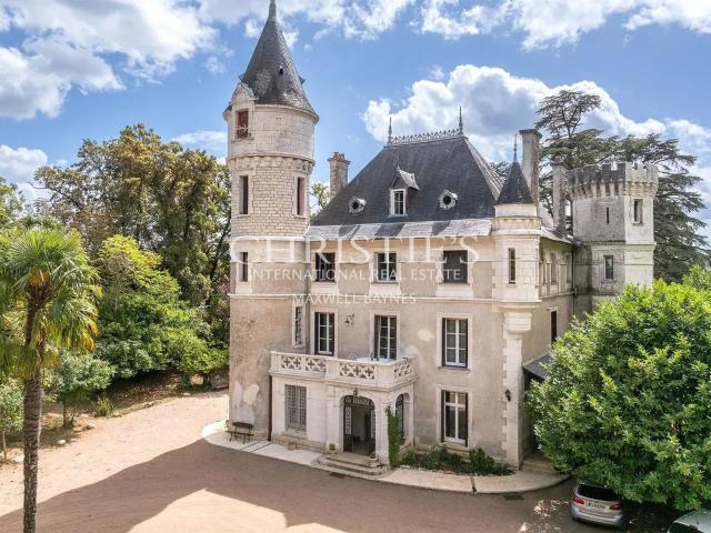 Superbe domaine de château au style architectural unique et. 581m² Brantôme