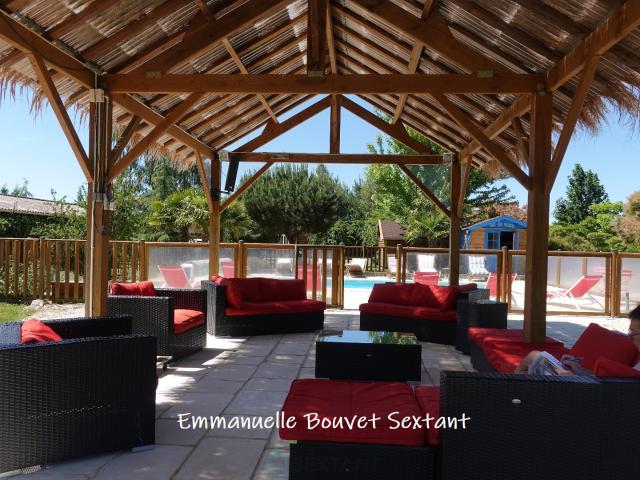 Superbe domaine touristique, 3 ha, 5 chalets bois, salle de réception, maison d'habitation, piscine, divers dépendances