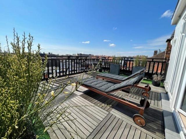 Superbe et lumineux penthouse duplex 3 ch + terrasse