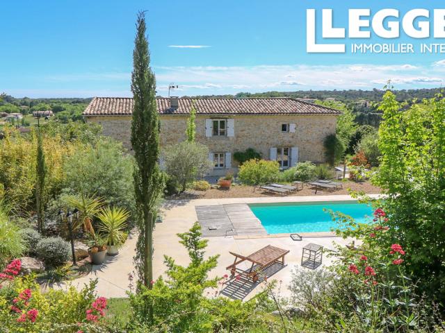 Superbe et spacieux mas en pierre à proximité d'un village médiéval