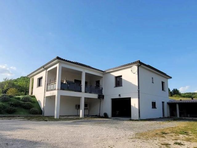 Superbe et spacieuse maison contemporaine située à proximité de Montcuq, dans la région du Quercy blanc, sur un terrain de 3 276 m²